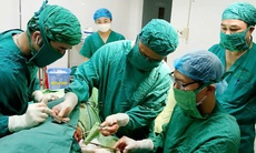 Cụ bà bị cành cây dài hơn 20cm đâm thấu ngực hơn 2 năm không hề biết