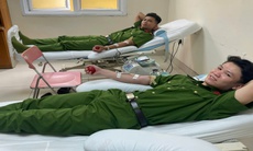 Cảnh sát cơ động hiến máu giúp nữ bệnh nhân qua cơn nguy kịch