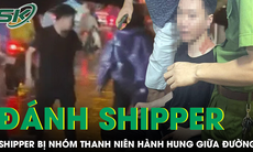 Bức xúc vụ shipper trẻ bị nhóm thanh niên lao vào hành hung giữa phố Hà Nội