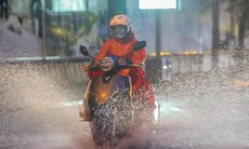 Miền Bắc mưa dông mạnh sáng nay, miền Trung nắng nóng gay gắt