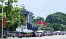 Dòng người thành kính xếp hàng vào Lăng viếng Chủ tịch Hồ Chí Minh