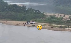 Hai ô tô bị mắc kẹt tại bãi sông Lô sau trận mưa lớn