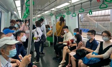Hà Nội Metro nói gì về sự cố hy hữu khách đi tàu phải che ô vì dột nước?