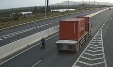 Mối hiểm họa từ hành vi xe máy đi vào cao tốc Hạ Long-cầu Bạch Đằng
