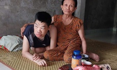 Mẹ già bệnh tật chăm con bại liệt suốt 30 năm
