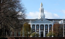 Chính quyền Trump thu hồi quyền tuyển sinh sinh viên quốc tế của Đại học Harvard