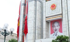 Cơ quan, công sở Hà Nội treo cờ rủ trong ngày Quốc tang nguyên Chủ tịch nước Trần Đức Lương
