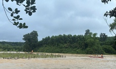 Cứu người đàn ông bị nước lũ cô lập