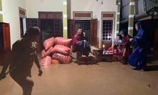 Người dân Hà Tĩnh 'trắng đêm' chạy lũ đầu hè