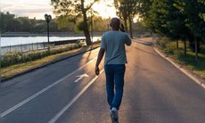 Để giảm cân nên đi bộ buổi sáng hay buổi tối?