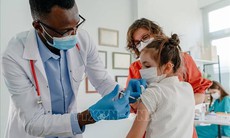 CDC Mỹ bỏ khuyến cáo tiêm vaccine ngừa COVID-19 với trẻ em và thai phụ khỏe mạnh