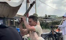 Mâu thuẫn trong sinh hoạt, gã đàn ông cầm điếu cày đánh nam thanh niên