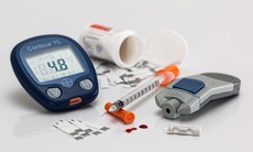 Người bệnh đái tháo đường cần làm gì để tránh hạ đường huyết quá mức khi dùng thuốc?