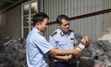 Nhà xưởng ngoại thành Hà Nội sản xuất hàng chục nghìn đôi tất 'hàng hiệu' giả mạo