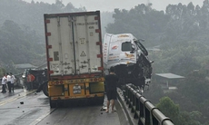 Cao tốc Nội Bài - Lào Cai: Xe đầu kéo lơ lửng trên thành cầu