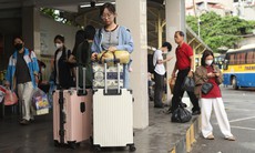 Người dân lỉnh kỉnh đồ đạc quay lại Thủ đô trong ngày cuối kỳ nghỉ lễ