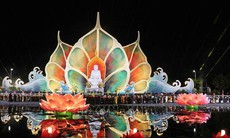 Hơn 10.000 người tham gia lễ thắp nến cầu hòa bình trong khuôn khổ Đại lễ Vesak 2025
