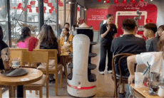 Độc lạ quán cà phê ở Hà Nội có robot pha chế, phục vụ