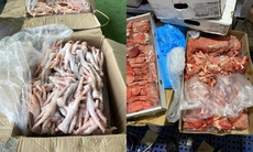 Tạm giữ gần 2,6 tấn chân gà, ốc nhồi thịt, vây cá hồi… không rõ nguồn gốc