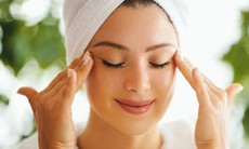 Vì sao thiếu ngủ, căng thẳng khiến da dầu luôn bóng nhờn, nhiều trứng cá?