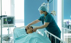 Nhờ sơ cứu đúng cách thiếu niên đuối nước ngừng thở ở biển Rạng được cứu sống