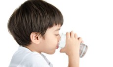 Mùa nóng trẻ uống nước gì cho tốt?