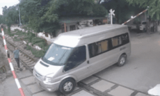 Cố tình vượt khi barie xe 16 chỗ suýt gây họa ngay trước giờ tàu chạy