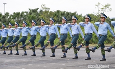Bộ đội Phòng không - Không quân đeo tạ luyện sức bền cho lễ diễu binh 2/9