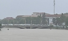 Người dân Quảng Bình ‘chạy lũ’, đưa ô tô, xe máy lên cầu tránh ngập