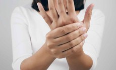 Tê tay là dấu hiệu của bệnh gì?