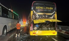 Xe khách giường nằm bốc cháy trên cầu Thăng Long, kính vỡ, khói bao trùm
