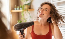 Làm sao giữ tóc phồng cả ngày mà không xẹp?