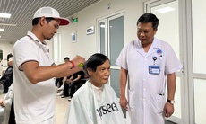 'Cắt tóc miễn phí - Kết nối yêu thương' nơi buồng bệnh