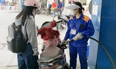 Giá xăng dầu đồng loạt tăng mạnh, RON95 vượt mốc 20.000 đồng/lít
