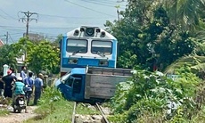 Tài xế xe tải thoát chết sau va chạm với tàu hỏa