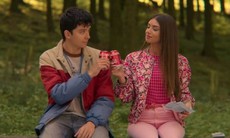 Xem phim Sex Education nghĩ tới cô hàng xóm về cách dạy con