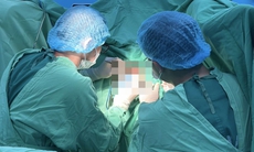 Nam bệnh nhân bị tụ máu vùng kín do ngã vào ống sắt
