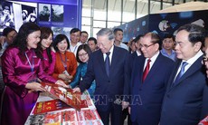 Tổng Bí thư Tô Lâm tham quan các gian trưng bày tại Hội báo toàn quốc 2025