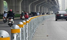 Hà Nội lắp hàng rào thép tách làn ô tô, xe máy trên đường Võ Chí Công và Phạm Văn Đồng