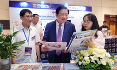 Báo Sức khỏe và Đời sống vinh dự đón các lãnh đạo cấp cao thăm quan gian trưng bày tại Hội Báo toàn quốc 2025