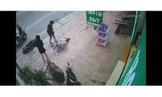 Nam thanh niên ra tay đánh gục cô gái giữa đường

