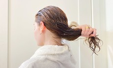 Nắng nóng khiến tóc nhanh bết và có mùi, khắc phục thế nào?