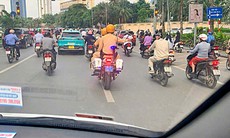 Bé 2 tháng tuổi sốt cao nghi nhiễm khuẩn được CSGT Hà Nội mở đường đến bệnh viện