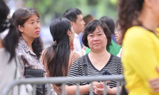 Phụ huynh thấp thỏm chờ con thi Ngữ văn: Kỳ thi tốt nghiệp THPT 2025 'nóng' từ cổng trường