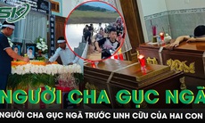 Xót xa cảnh người cha gục ngã, khóc ngất trước linh cữu 2 con trai đuối nước ở Hà Tĩnh