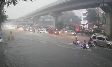 Hà Nội mưa dông mạnh, nhiều tuyến phố ngập úng chiều nay
