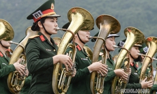 Nhan sắc rạng ngời của nữ chiến sĩ quân nhạc luyện tập cho ngày hội lớn