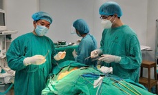 Cứu sống bệnh nhân bị xiên vịt nướng đâm xuyên cổ