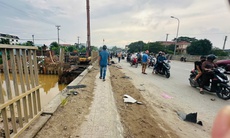 Ô tô tông 2 xe máy rồi lao xuống sông, một người mất tích