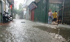 Mưa dông bao phủ khiến nhiều tuyến phố ở Hà Nội có nguy cơ ngập nặng